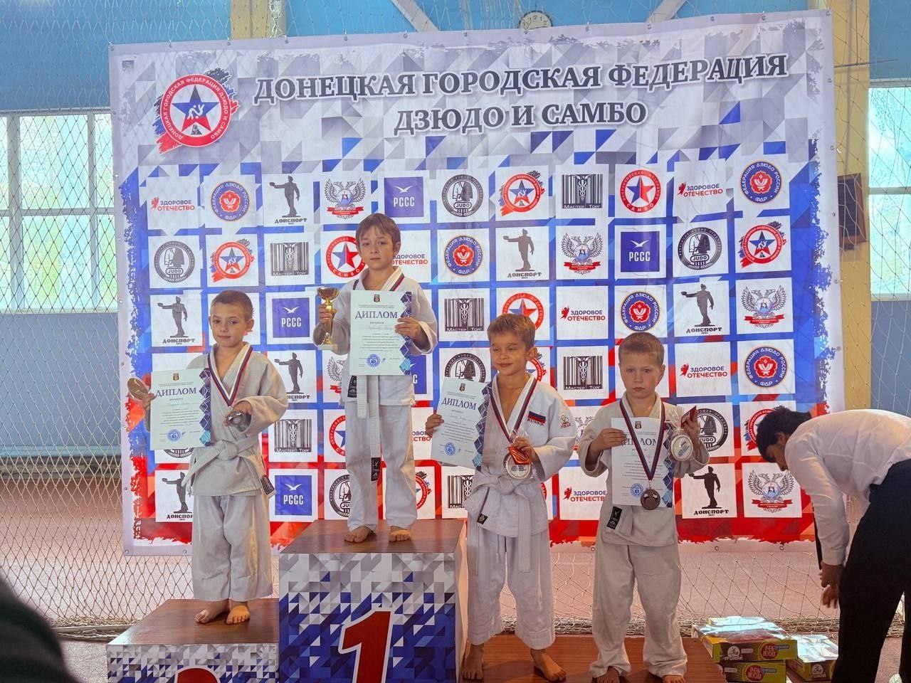 26 октября в г. Донецке в легкоатлетическом манеже "Донецк" прошло открытое первенство городского округа Донецк по дзюдо среди мальчиков и девочек 2016-217 гг.р., посвящённое Всемирному Дню Дзюдо, в рамках реализации проекта... 26 октября в г. Донецке в легкоатлетическом манеже "Донецк" прошло открытое первенство городского округа Донецк по дзюдо среди мальчиков и девочек 2016-217 гг.р., посвящённое Всемирному Дню Дзюдо, в рамках реализации проекта...