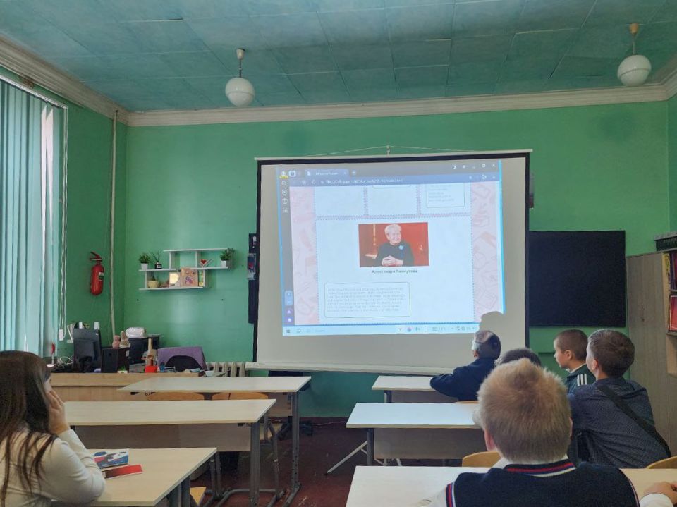 В учебных учреждениях Кировского прошли внеурочные занятия «Разговоры о важном» В учебных учреждениях Кировского прошли внеурочные занятия «Разговоры о важном»