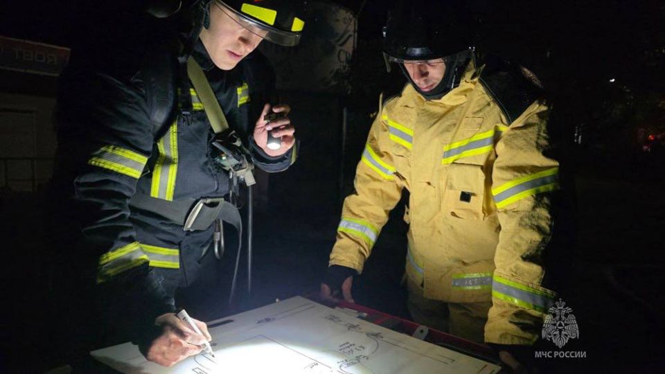 Сотрудники МЧС России ликвидировали пожар из-за атаки БПЛА в Донецке Сотрудники МЧС России ликвидировали пожар из-за атаки БПЛА в Донецке