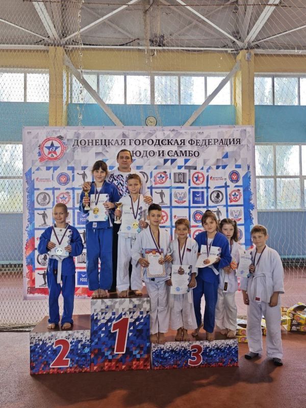 26 октября в г. Донецке в легкоатлетическом манеже "Донецк" прошло открытое первенство городского округа Донецк по дзюдо среди мальчиков и девочек 2016-217 гг.р., посвящённое Всемирному Дню Дзюдо, в рамках реализации проекта... 26 октября в г. Донецке в легкоатлетическом манеже "Донецк" прошло открытое первенство городского округа Донецк по дзюдо среди мальчиков и девочек 2016-217 гг.р., посвящённое Всемирному Дню Дзюдо, в рамках реализации проекта...