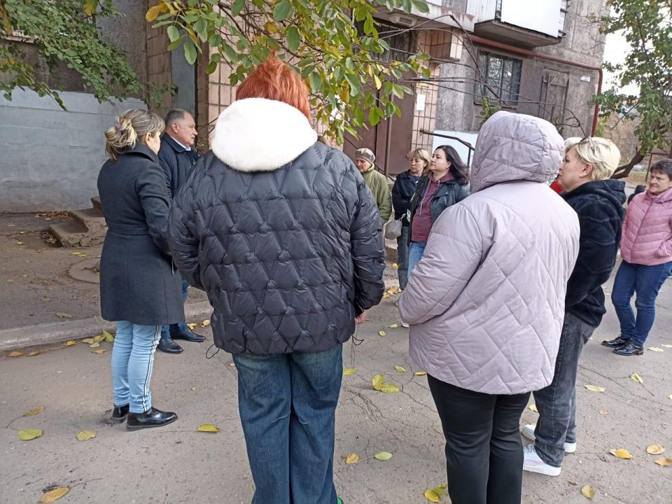 Заместитель главы администрации муниципального образования городского округа Енакиево Сергей Божик встретился с жителями по адресам: г. Енакиево, ул. 60 лет СССР, д. 19, 78, 80 Заместитель главы администрации муниципального образования городского округа Енакиево Сергей Божик встретился с жителями по адресам: г. Енакиево, ул. 60 лет СССР, д. 19, 78, 80