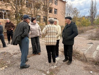 ВСТРЕЧИ С ЖИТЕЛЯМИ. 27 октября 2025 года депутаты Ясиноватского муниципального совета Донецкой Народной Республики от фракции «Единая Россия» Анна Бондарь и Виталий Кухта провели встречу с жителями