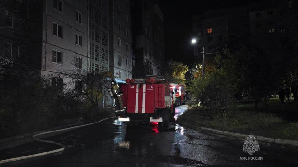 Сотрудники МЧС России ликвидировали пожар из-за атаки БПЛА в Донецке Сотрудники МЧС России ликвидировали пожар из-за атаки БПЛА в Донецке