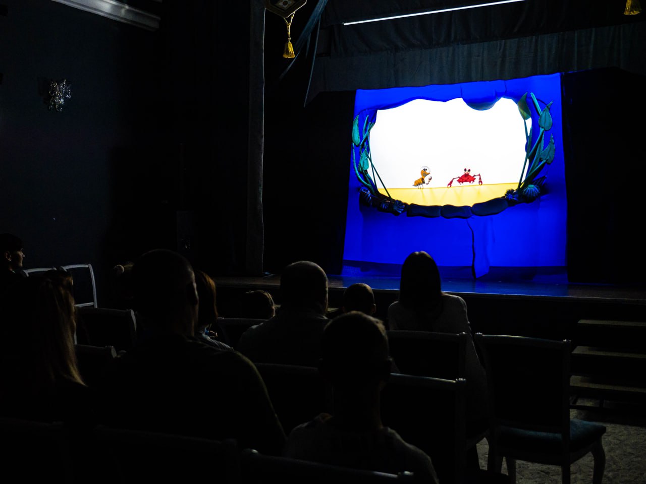 Премьера спектакля-променада «Тени театра» Премьера спектакля-променада «Тени театра»