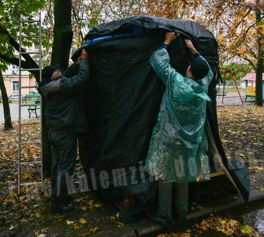 В Донецке в срочном порядке начали утеплять ёмкости для воды В Донецке в срочном порядке начали утеплять ёмкости для воды