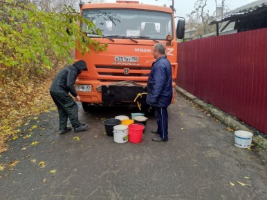 В Кировском внутригородском районе при поддержке региона-шефа Московская область продолжается подвоз воды для жителей домов, в которые в установленный графиком день не поступила вода