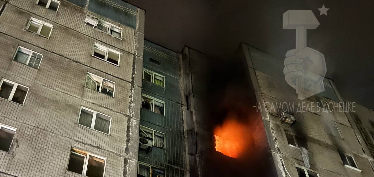Последствия прилёта ударного БПЛА ВСУ в 10-ти этажный жилой дом в Ленинском районе Донецка Последствия прилёта ударного БПЛА ВСУ в 10-ти этажный жилой дом в Ленинском районе Донецка