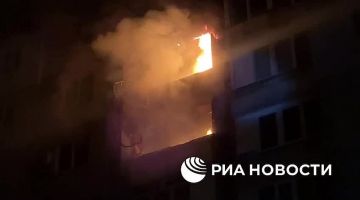 Четыре квартиры загорелись после попадания украинского БПЛА в дом в Донецке, передает корреспондент РИА Новости