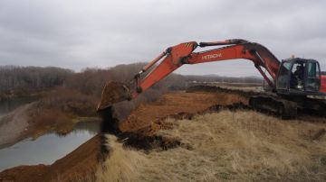 Александр Шатов: В рамках поручения Главы ДНР Дениса Пушилина сообщаем, что на территории Шахтерского округа осуществляется реализация мероприятия "Расчистка русла реки Ольховая в черте г. Шахтерск Донецкой Народной...