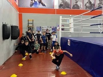 В период школьных каникул, когда у ребят появляется больше свободного времени для активного отдыха и развлечений, для юных боксеров ГБУ ДО ДНР СШОР, отделом физической культуры, спорта и туризма администрации городского...