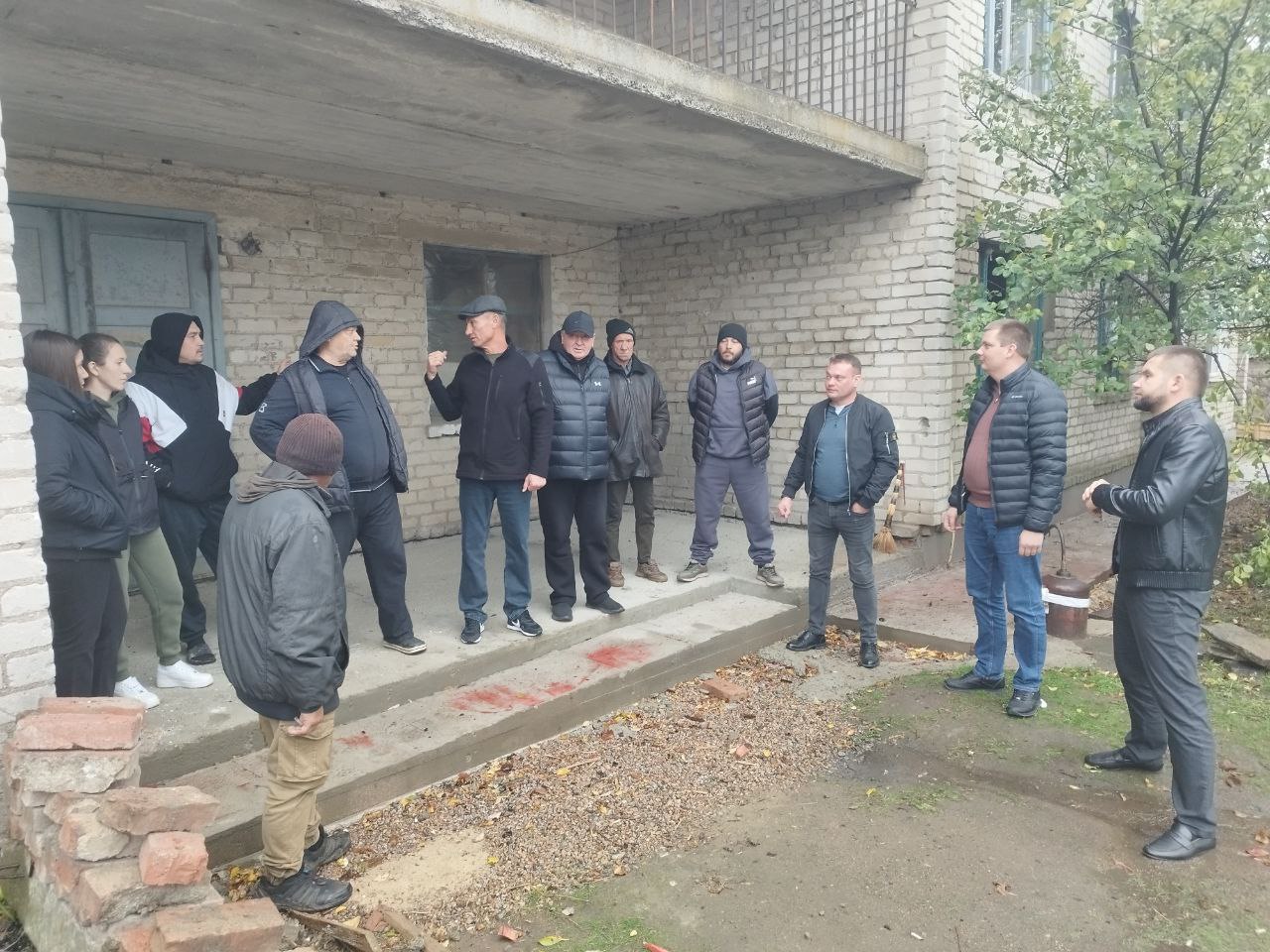 Сегодня в рамках партийного проекта «Единой России» «Управдом» в селе Гранитное состоялась встреча Сергея Титова, координатора проекта, с жителями многоквартирного дома по адресу: улица Кришталя, 42 Сегодня в рамках партийного проекта «Единой России» «Управдом» в селе Гранитное состоялась встреча Сергея Титова, координатора проекта, с жителями многоквартирного дома по адресу: улица Кришталя, 42