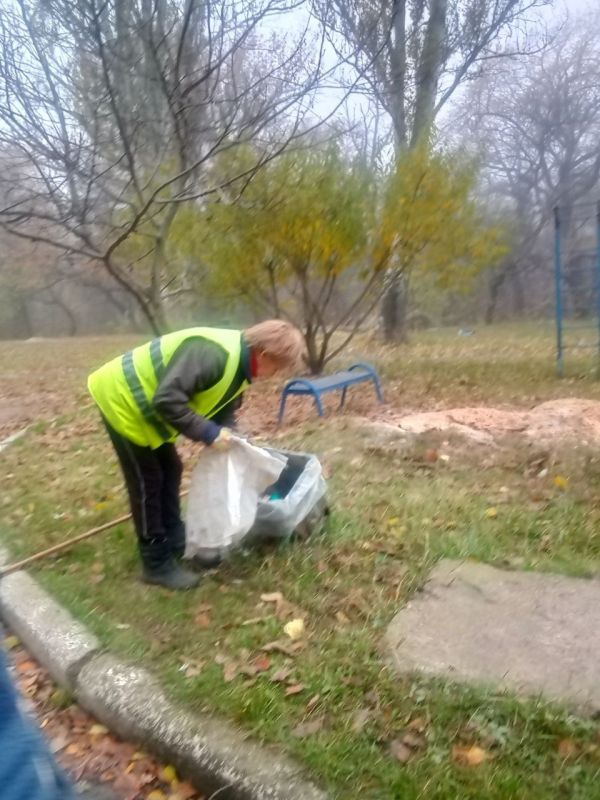 С заботой об округе.. На 27.10.2025 г. сотрудниками МУП "ЭКОС" выполнены следующие виды работ: Восстановление наружного освещения по ул. Вокзальная Сбор веток и погрузка листвы по ул.Школьная и ул.Лермонтова Уборка детских... С заботой об округе.. На 27.10.2025 г. сотрудниками МУП "ЭКОС" выполнены следующие виды работ: Восстановление наружного освещения по ул. Вокзальная Сбор веток и погрузка листвы по ул.Школьная и ул.Лермонтова Уборка детских...