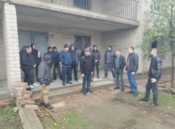 Сегодня в рамках партийного проекта «Единой России» «Управдом» в селе Гранитное состоялась встреча Сергея Титова, координатора проекта, с жителями многоквартирного дома по адресу: улица Кришталя, 42