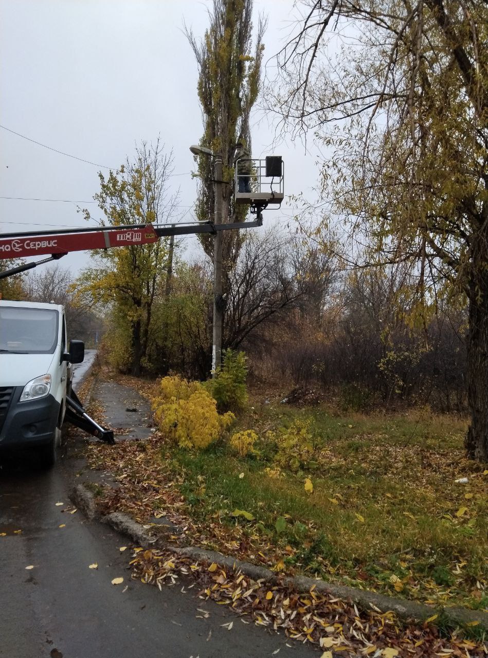 С заботой об округе.. На 27.10.2025 г. сотрудниками МУП "ЭКОС" выполнены следующие виды работ:   Восстановление наружного освещения по ул. Вокзальная Сбор веток и погрузка листвы по ул.Школьная и ул.Лермонтова Уборка детских... С заботой об округе.. На 27.10.2025 г. сотрудниками МУП "ЭКОС" выполнены следующие виды работ:   Восстановление наружного освещения по ул. Вокзальная Сбор веток и погрузка листвы по ул.Школьная и ул.Лермонтова Уборка детских...