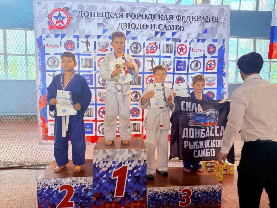 26 октября в г. Донецке в легкоатлетическом манеже "Донецк" прошло открытое первенство городского округа Донецк по дзюдо среди мальчиков и девочек 2016-217 гг.р., посвящённое Всемирному Дню Дзюдо, в рамках реализации проекта... 26 октября в г. Донецке в легкоатлетическом манеже "Донецк" прошло открытое первенство городского округа Донецк по дзюдо среди мальчиков и девочек 2016-217 гг.р., посвящённое Всемирному Дню Дзюдо, в рамках реализации проекта...