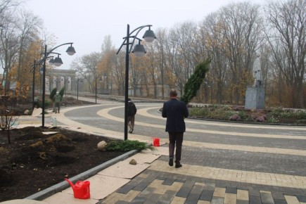 В Горловке высадили туи в рамках акции «Аллея Единства»