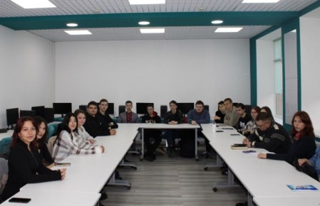 Председатель регионального отделения РВИО в ДНР Владимир Ежиков поприветствовал участников круглого стола «Гражданская война (1917-1920 гг.) на Юге России в исторической памяти жителей Донбасса и Новороссии»