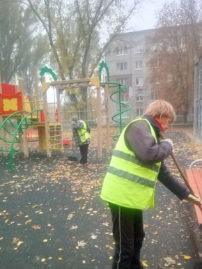 С заботой об округе.. На 27.10.2025 г. сотрудниками МУП "ЭКОС" выполнены следующие виды работ:   Восстановление наружного освещения по ул. Вокзальная Сбор веток и погрузка листвы по ул.Школьная и ул.Лермонтова Уборка детских...