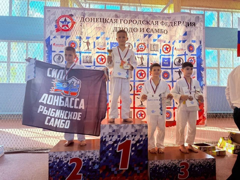 26 октября в г. Донецке в легкоатлетическом манеже "Донецк" прошло открытое первенство городского округа Донецк по дзюдо среди мальчиков и девочек 2016-217 гг.р., посвящённое Всемирному Дню Дзюдо, в рамках реализации проекта... 26 октября в г. Донецке в легкоатлетическом манеже "Донецк" прошло открытое первенство городского округа Донецк по дзюдо среди мальчиков и девочек 2016-217 гг.р., посвящённое Всемирному Дню Дзюдо, в рамках реализации проекта...
