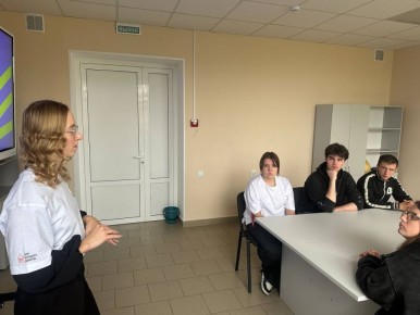 "Росмолодежь.Гранты". В городском округе Иловайск волонтёры центра "Дома Народного Единства" Нижегородской области провели лекцию по грантам Росмолодежи