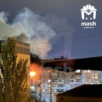 В Ленинском районе Донецка горит дом после удара ВСУ