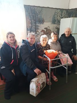 Председатель Волновахского муниципального совета, депутат от фракции «Единая Россия» Таймураз Арсоев поздравил жительницу села Новоандреевка Галину Акимовну Ахременко с её замечательным юбилеем — 90-летием!
