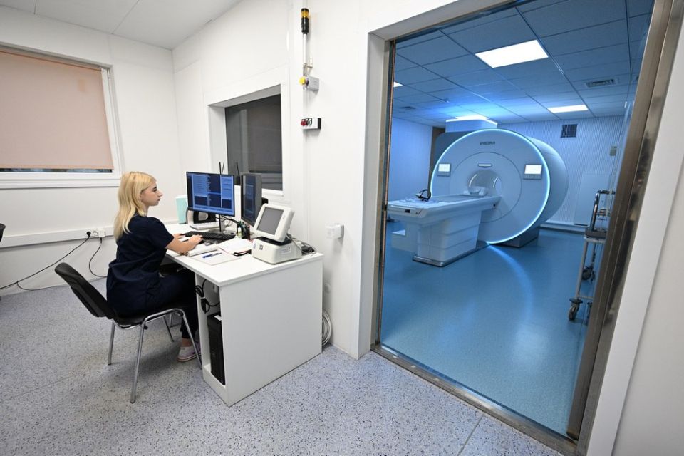 Денис Пушилин: 1700 обследований жителей Республики уже провели с помощью ультрасовременного томографа в новом кабинете МРТ в Макеевке Денис Пушилин: 1700 обследований жителей Республики уже провели с помощью ультрасовременного томографа в новом кабинете МРТ в Макеевке