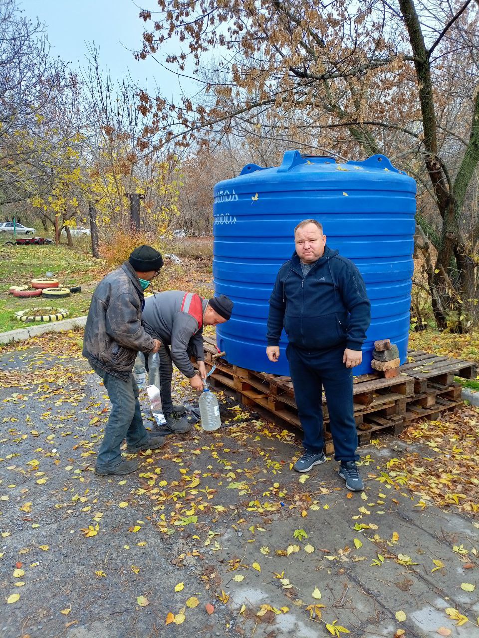В рамках протокольного поручения Главы Республики Дениса Пушилина депутат Торезского городского совета Василий Лавришин проконтролировал своевременное наполнение ранее установленной ёмкости по ул. Кировоградская