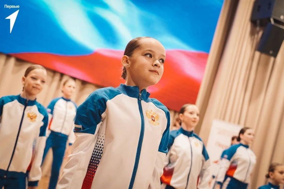 Вчера в Донецкой Народной Республике в ряды Движения приняли более 100 ребят Вчера в Донецкой Народной Республике в ряды Движения приняли более 100 ребят
