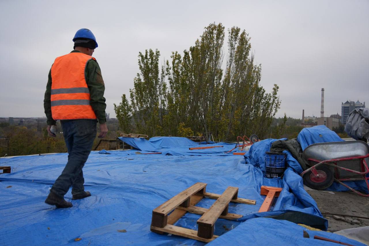 Специалисты устраняют протечки в спорткомплексе «Спарта» Специалисты устраняют протечки в спорткомплексе «Спарта»