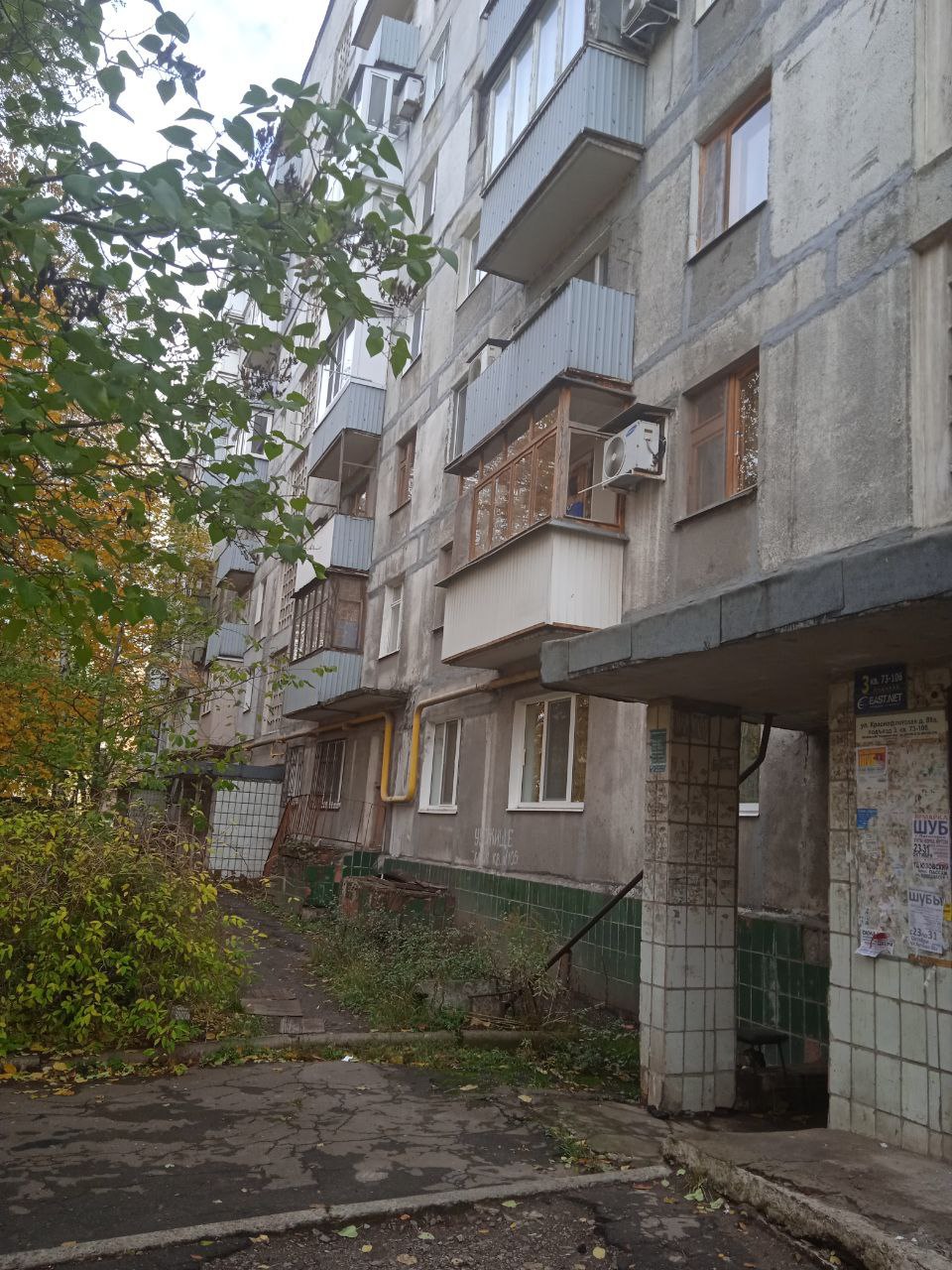 Коммунальщики отключили весь дом от отопления из-за порыва в одном подъезде в Донецке Коммунальщики отключили весь дом от отопления из-за порыва в одном подъезде в Донецке