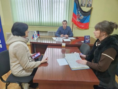 Прием граждан. 28 октября депутат Народного Совета ДНР Евгений Белашев провел прием граждан в местной общественной приемной Шахтерского местного отделения партии «Единая Россия»