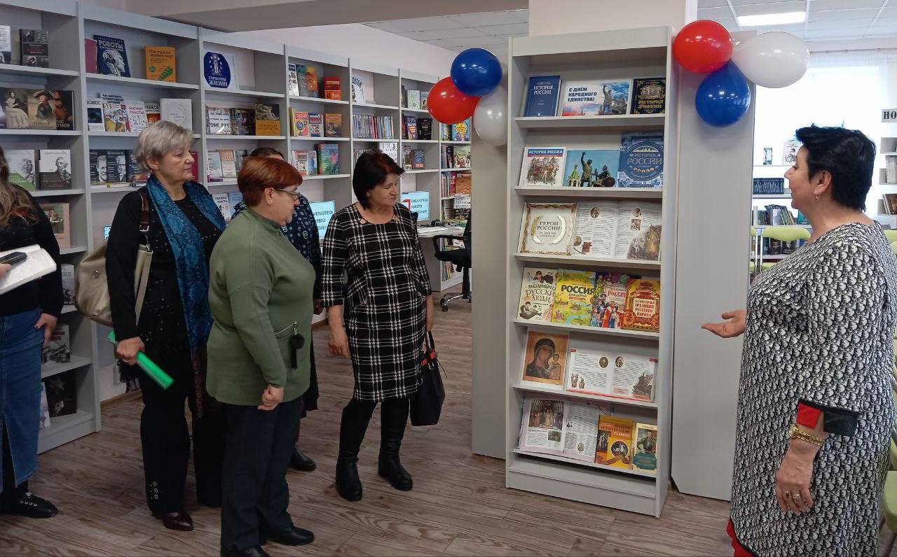 Мы - едины!.  . Ушли в историю года, Цари менялись и народы, Но время смутное, невзгоды Русь не забудет никогда! Деревни, сёла, города С поклоном русскому народу Сегодня празднуют свободу И День единства навсегда! Н   Мы - едины!.  . Ушли в историю года, Цари менялись и народы, Но время смутное, невзгоды Русь не забудет никогда! Деревни, сёла, города С поклоном русскому народу Сегодня празднуют свободу И День единства навсегда! Н