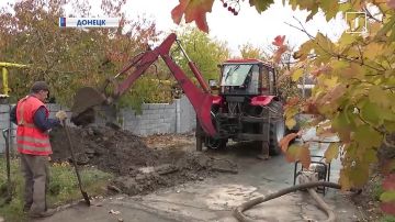 Вода утекает: в Куйбышевском районе Донецка ручей на проезжей части