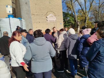 Сегодня, 28 октября 2025 года, депутат Народного Совета фракции Единая Россия Александр Черников провел встречу с жителями Кировского района города Донецка по адресу: ул. Кирова, 320