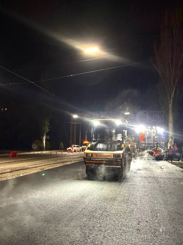 Завершаем работы по приведению в нормативное состояние дорожного покрытия на Ленинском проспекте и площади Коммунаров в Донецке Завершаем работы по приведению в нормативное состояние дорожного покрытия на Ленинском проспекте и площади Коммунаров в Донецке