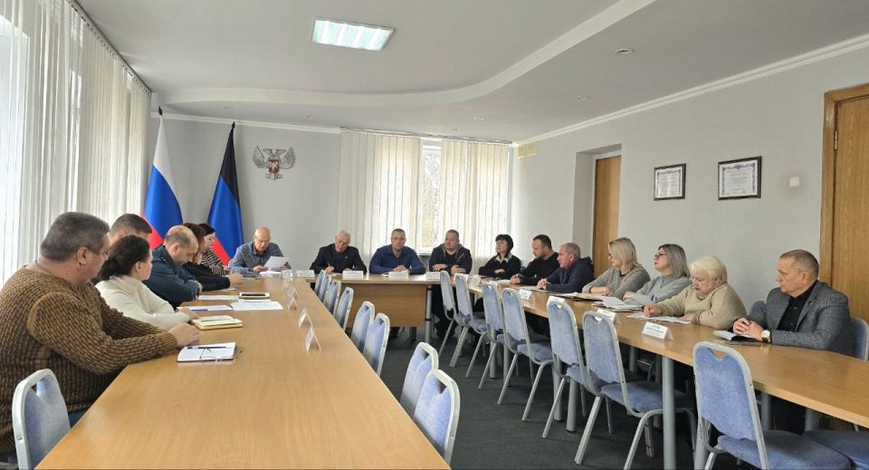 Дмитрий Огилец: В рамках выполнения поручения Главы Донецкой Народной Республики Дениса Владимировича Пушилина по мониторингу хода отопительного сезона, принял участие в аппаратном совещании с участием руководителей всех... Дмитрий Огилец: В рамках выполнения поручения Главы Донецкой Народной Республики Дениса Владимировича Пушилина по мониторингу хода отопительного сезона, принял участие в аппаратном совещании с участием руководителей всех...