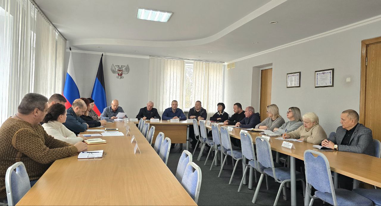 Дмитрий Огилец: В рамках выполнения поручения Главы Донецкой Народной Республики Дениса Владимировича Пушилина по мониторингу хода отопительного сезона, принял участие в аппаратном совещании с участием руководителей всех... Дмитрий Огилец: В рамках выполнения поручения Главы Донецкой Народной Республики Дениса Владимировича Пушилина по мониторингу хода отопительного сезона, принял участие в аппаратном совещании с участием руководителей всех...