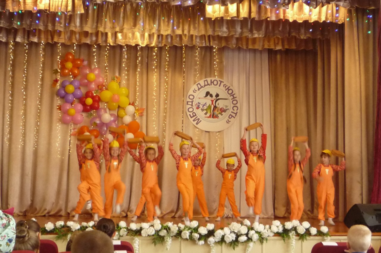 25 октября 2025 года в уютном зрительном зале Дворца детского и юношеского творчества «Юность» г. Тореза» состоялось торжественное мероприятие — посвящение в кружковцы 25 октября 2025 года в уютном зрительном зале Дворца детского и юношеского творчества «Юность» г. Тореза» состоялось торжественное мероприятие — посвящение в кружковцы