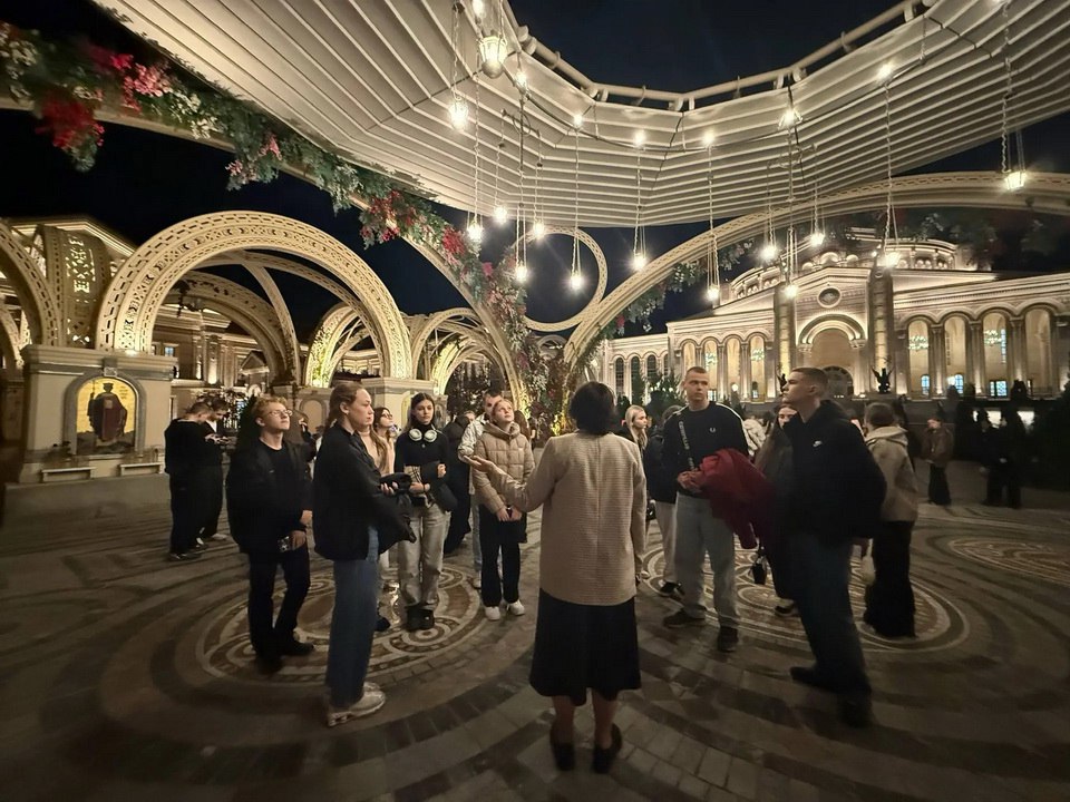 По благословению и приглашению митрополита Симферопольского и Крымского Тихона 400 школьников из ДНР получили возможность посетить «Новый Херсонес» По благословению и приглашению митрополита Симферопольского и Крымского Тихона 400 школьников из ДНР получили возможность посетить «Новый Херсонес»