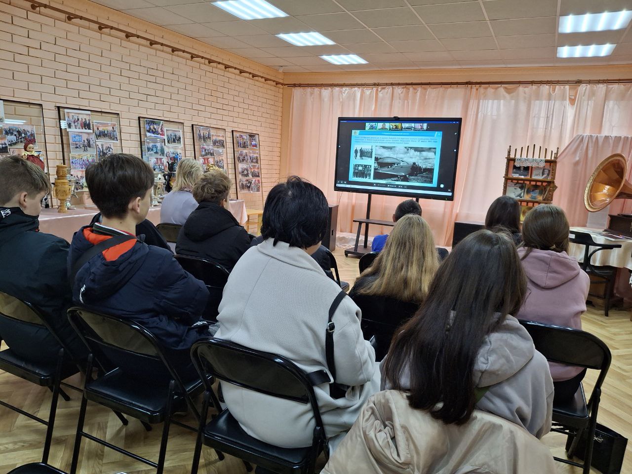 Каникулы с пользой: ясиноватские школьники погрузились в мир профессий Каникулы с пользой: ясиноватские школьники погрузились в мир профессий
