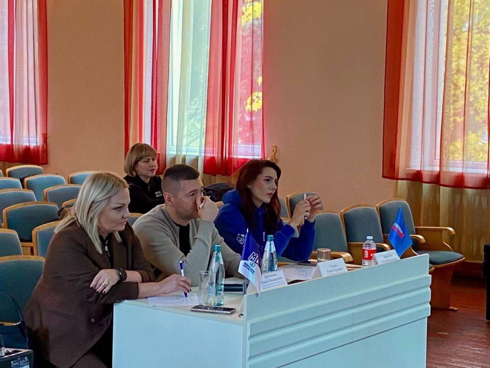 Депутаты Ольга Арутинова и Роман Удалов приняли участие в «Лиге ораторов» в роли жюри Депутаты Ольга Арутинова и Роман Удалов приняли участие в «Лиге ораторов» в роли жюри