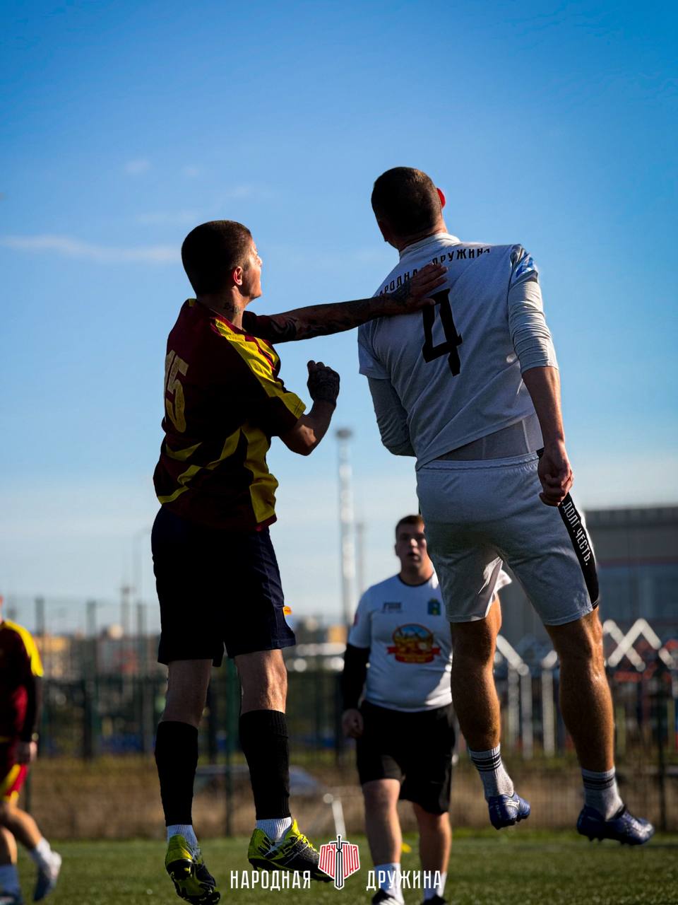 Вырываемся в полуфинал!. Наша команда вырвала победу в четвертьфинале Кубка Города и с гордостью проходит в полуфинал! Со счётом 3:2 ФК «Народная Дружина» из Мангуша обыграла команду «Сигнал-Адамант» из Мариуполя Вырываемся в полуфинал!. Наша команда вырвала победу в четвертьфинале Кубка Города и с гордостью проходит в полуфинал! Со счётом 3:2 ФК «Народная Дружина» из Мангуша обыграла команду «Сигнал-Адамант» из Мариуполя
