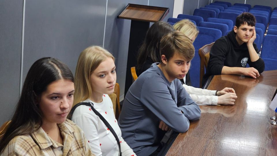 Секретарь Енакиевского местного отделения ВПП "Единая Россия" Игорь Мартынов встретился с активной и неравнодушной молодёжью нашего городского округа Секретарь Енакиевского местного отделения ВПП "Единая Россия" Игорь Мартынов встретился с активной и неравнодушной молодёжью нашего городского округа