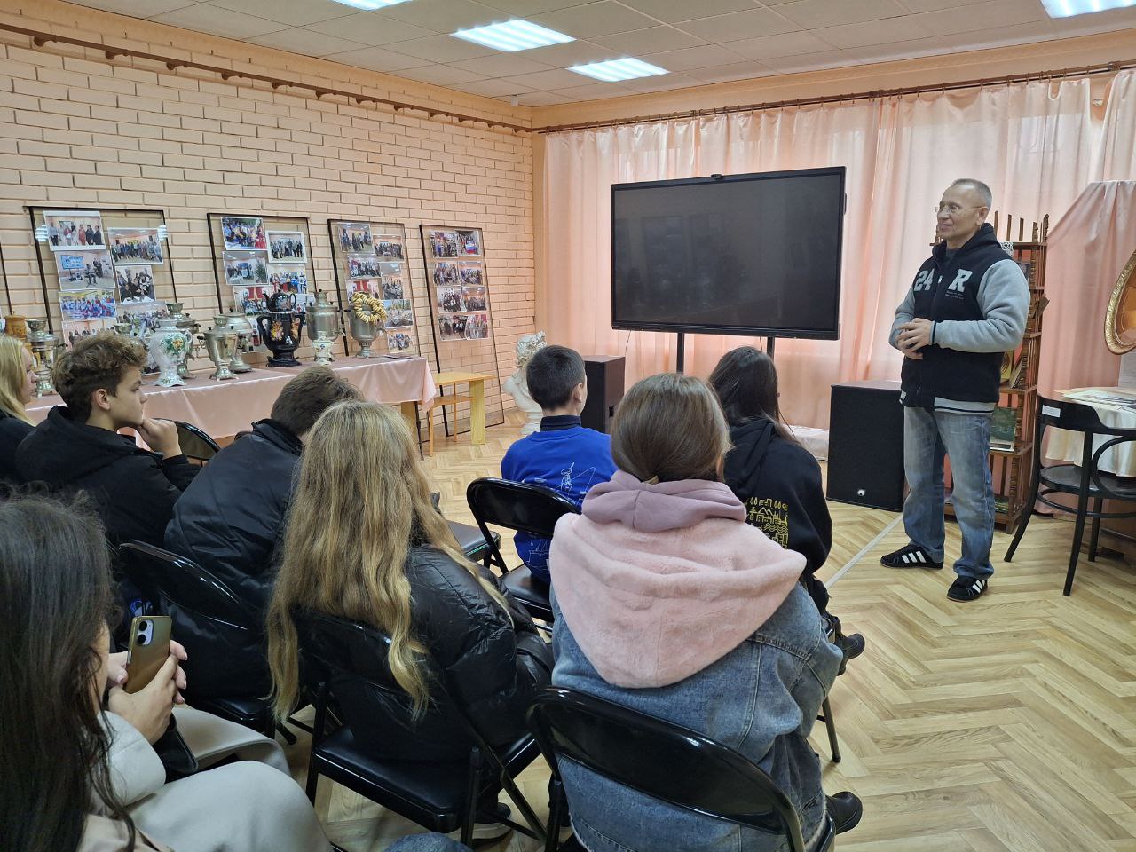 Каникулы с пользой: ясиноватские школьники погрузились в мир профессий Каникулы с пользой: ясиноватские школьники погрузились в мир профессий