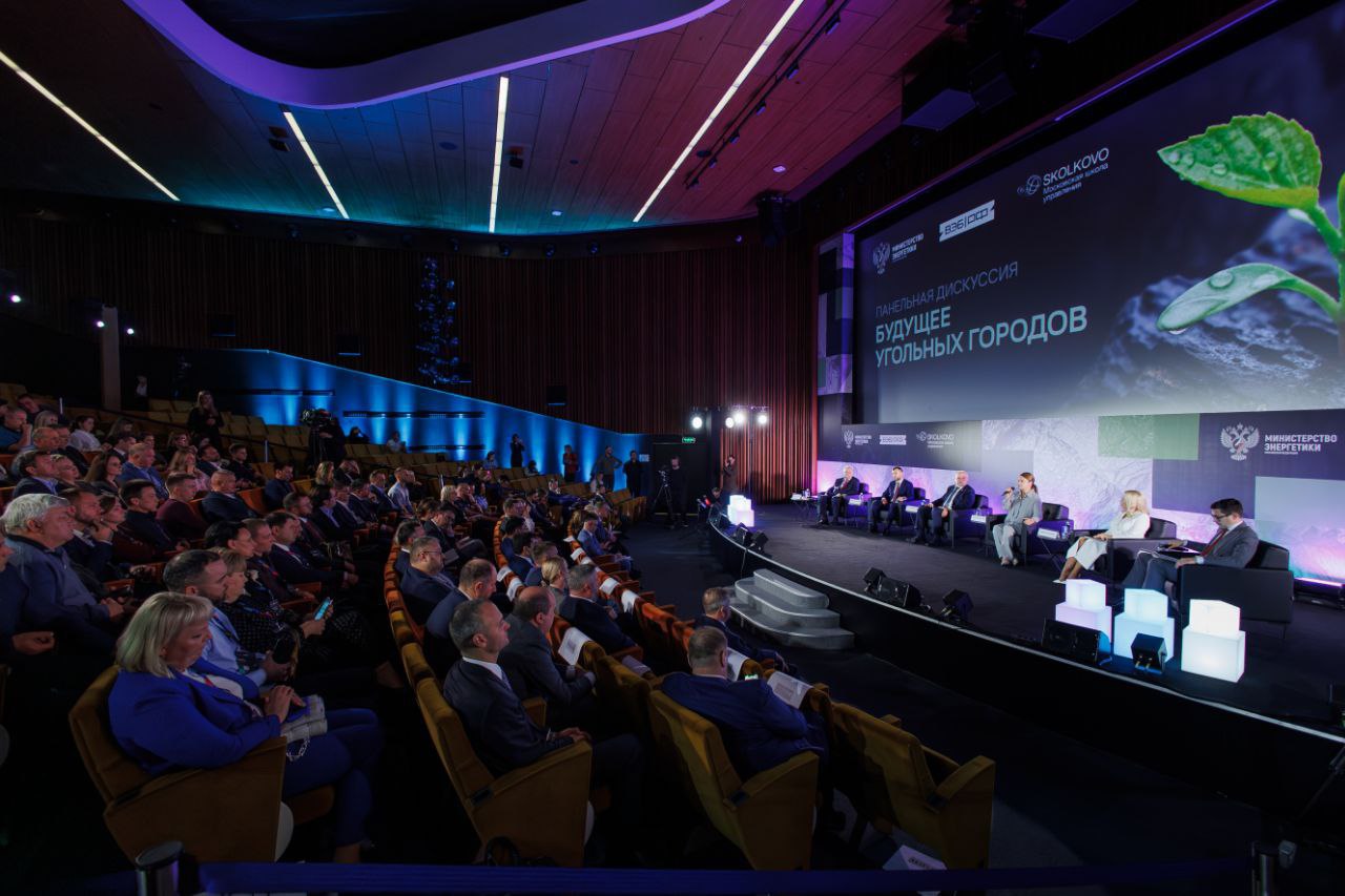 Заместитель министра промышленности и торговли ДНР Наталья Козина и директор департамента торговли Минпромторга ДНР Дарья Мирошник приняли участие в церемонии открытия новой программы "Угольные города"