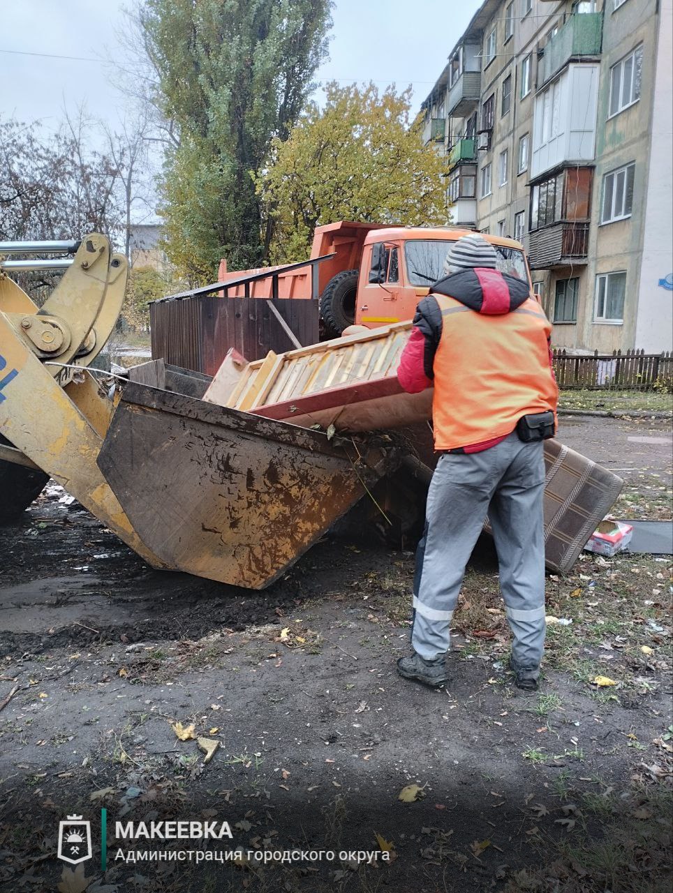 Ликвидация стихийных свалок в Макеевке продолжается Ликвидация стихийных свалок в Макеевке продолжается