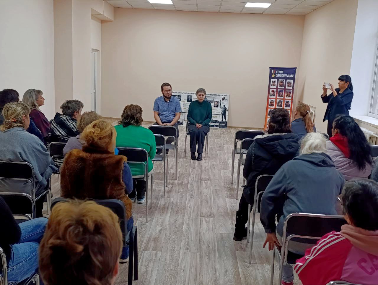 Иван Адамец: В рамках поручения Главы ДНР Дениса Пушилина заместитель руководителя управы Куйбышевского района Елена Строганова и депутат Донецкого городского совета Алексей Ковровский встретились с коллективом... Иван Адамец: В рамках поручения Главы ДНР Дениса Пушилина заместитель руководителя управы Куйбышевского района Елена Строганова и депутат Донецкого городского совета Алексей Ковровский встретились с коллективом...