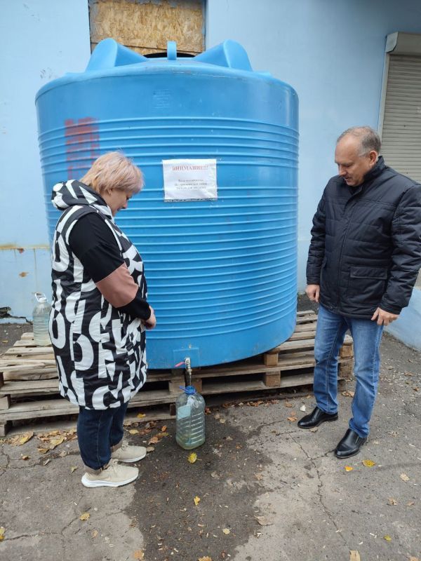 27 октября 2025 года во исполнение поручения Главы Донецкой Народной Республики депутаты Ясиноватского муниципального совета Николай Коляденко, Сергей Куксенко и Ирина Евсюкова посетили места подвоза воды 27 октября 2025 года во исполнение поручения Главы Донецкой Народной Республики депутаты Ясиноватского муниципального совета Николай Коляденко, Сергей Куксенко и Ирина Евсюкова посетили места подвоза воды