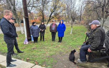 Сегодня, 28 октября, начальник Зуевского территориального отдела Администрации муниципального образования Алексей Марюхнич провел встречу с гражданами в пгт Троицко-Харцызск на улице Почтовой